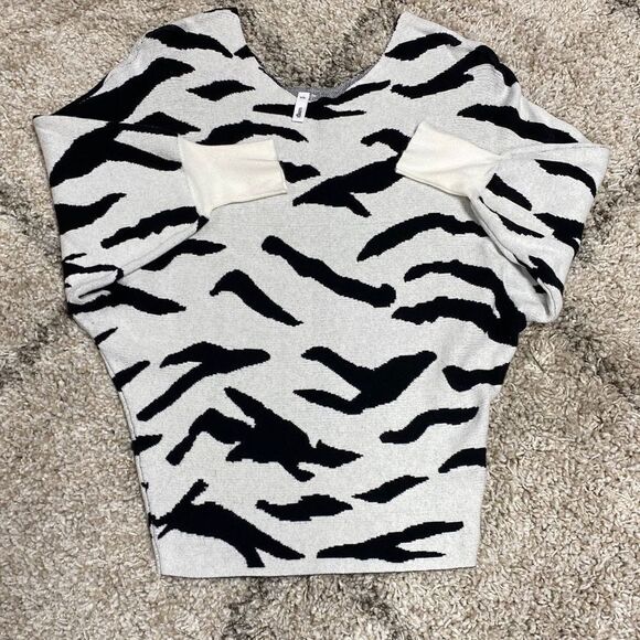 Glam White & Black Zebra Print Quarter Sleeve Sweater Size Small - Picture 7 of 7